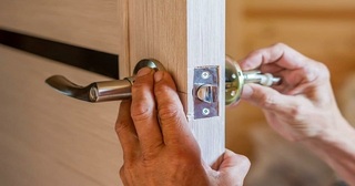 Установка и замена дверной ручки в Большой Камне от 274 руб. – Мастер24, монтаж фурнитуры, недорого