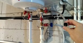 Установка накопительного водонагревателя в Большой Камне в октябре